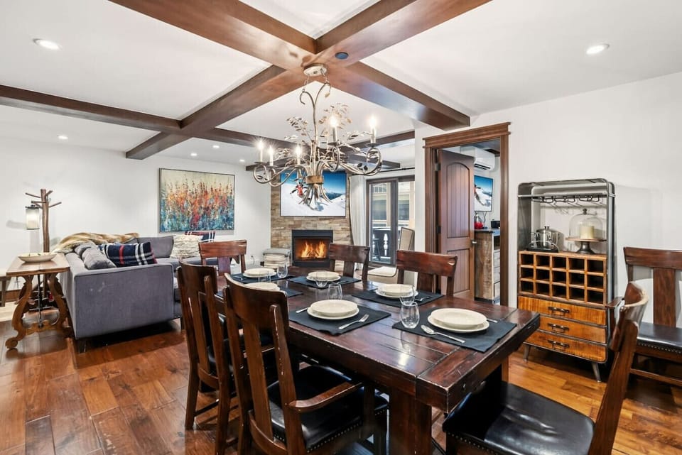 Dining room for 6, plus additional seating