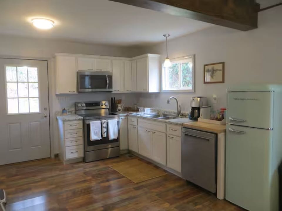 Full kitchen