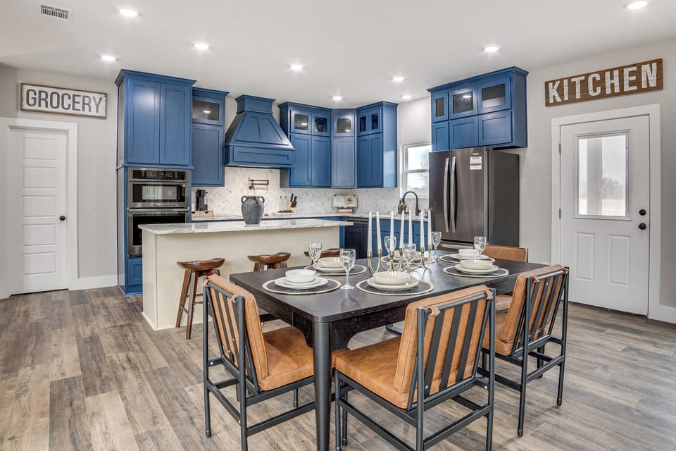 Kitchen & Dining Area