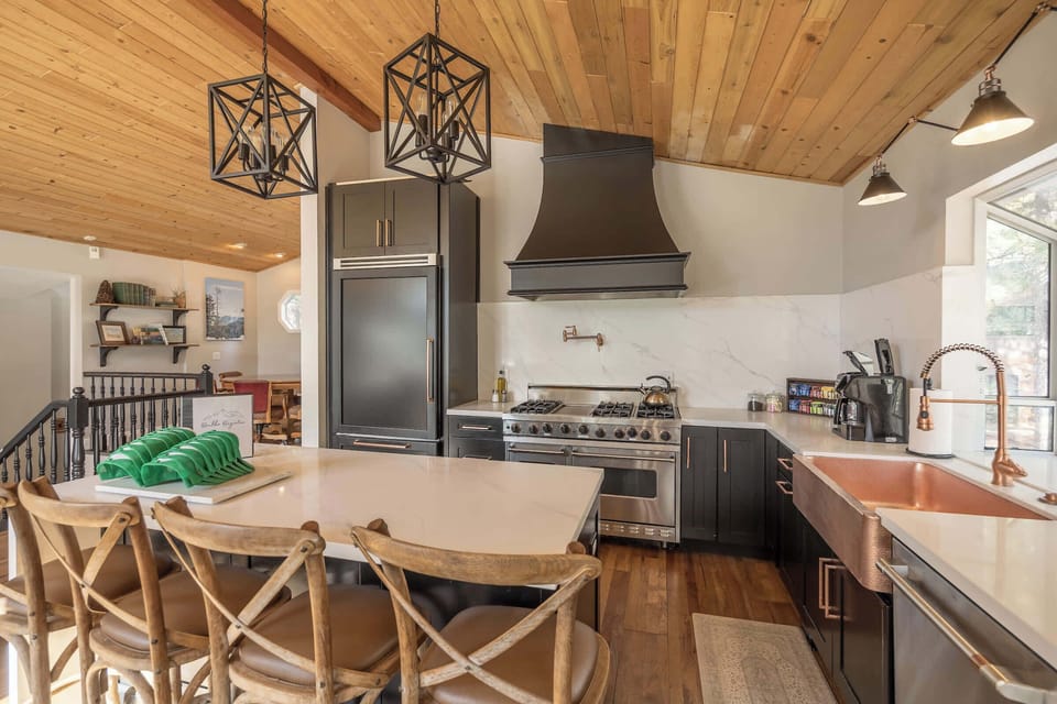 Gourmet kitchn and great breakfast area. 