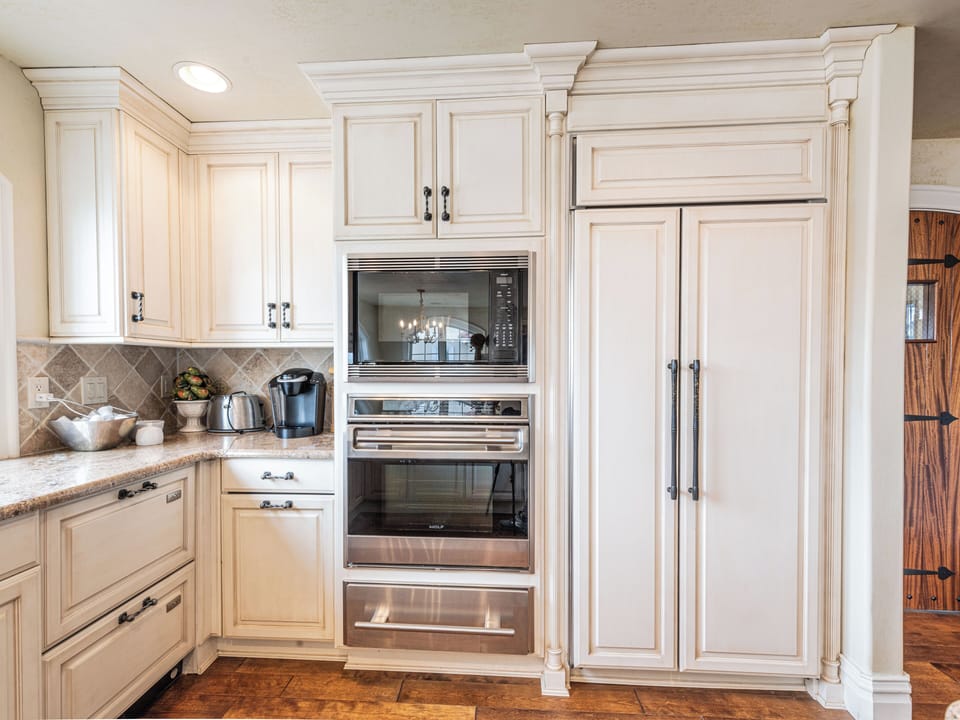 Fully equipped kitchen appliances