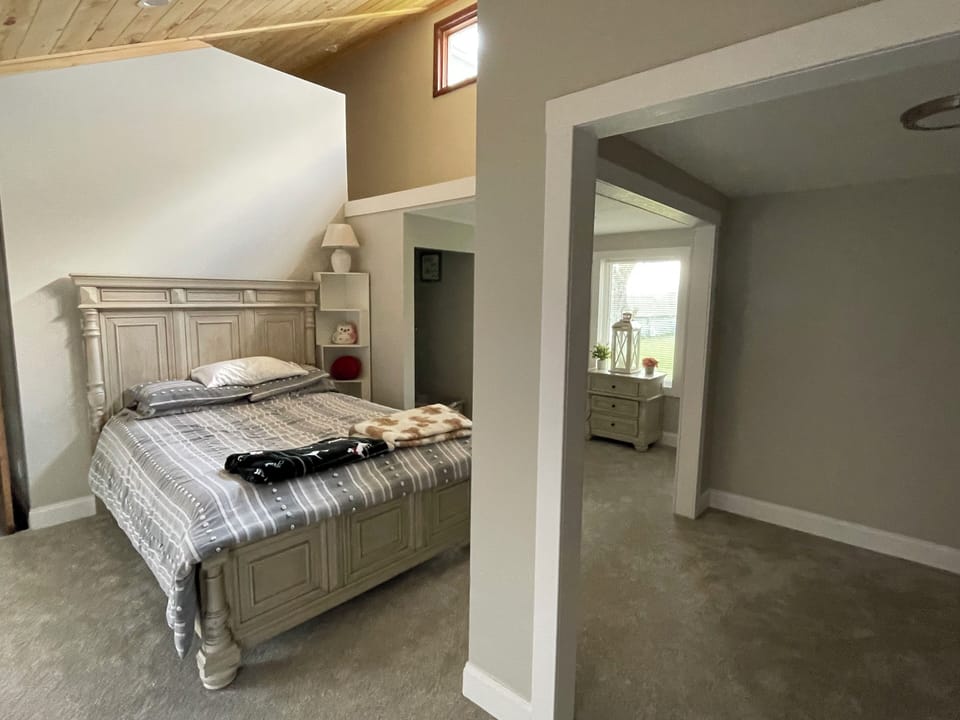 Large 1st floor room- queen, full and twin bed- plus large new private bathroom