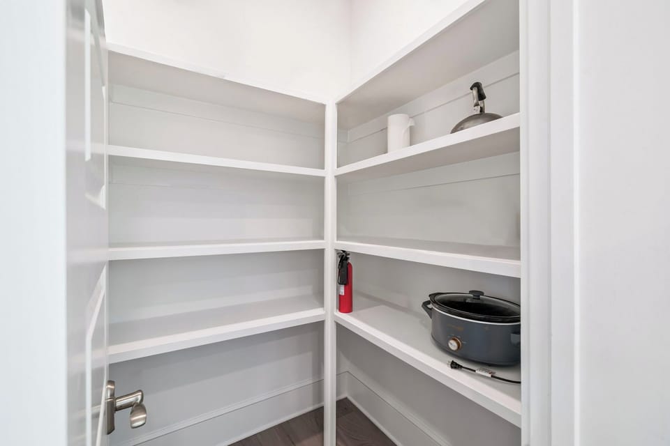 Walk in pantry