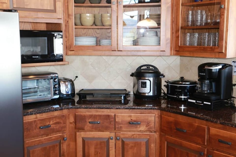 Keurig Coffee Maker (Drip + k-cup), Conventional & Toaster Oven, Microwave, Pancake Griddle, InstaPot, Slow-Cooker, 4-Burner Range, and Dishwasher
