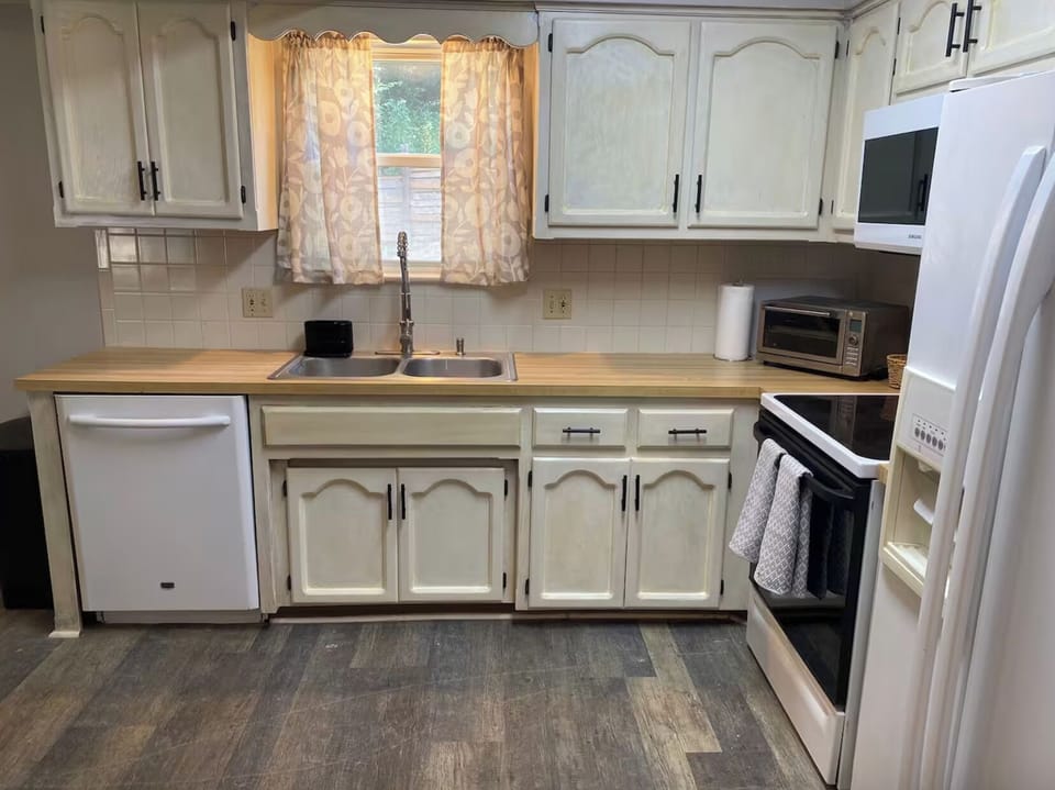 Full Kitchen - 2