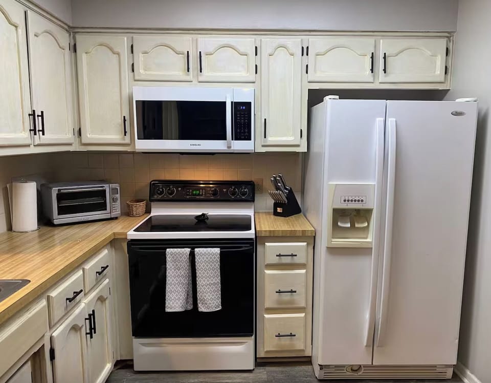 Full Kitchen - 2