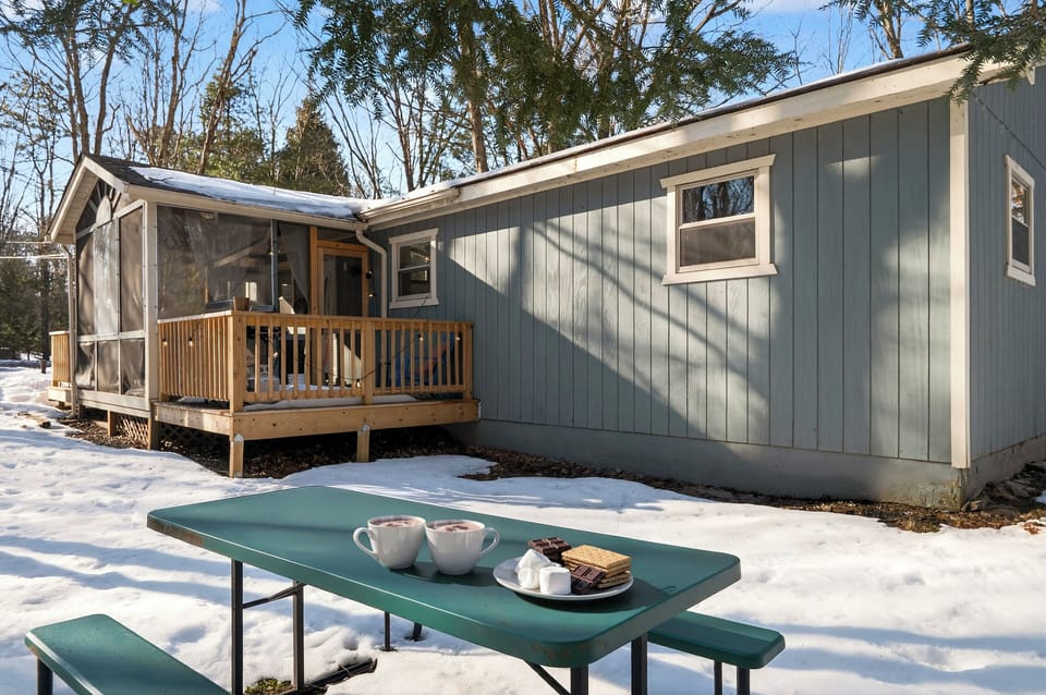 Outdoor deck and picnic table—ideal for summer dining or winter cocoa.