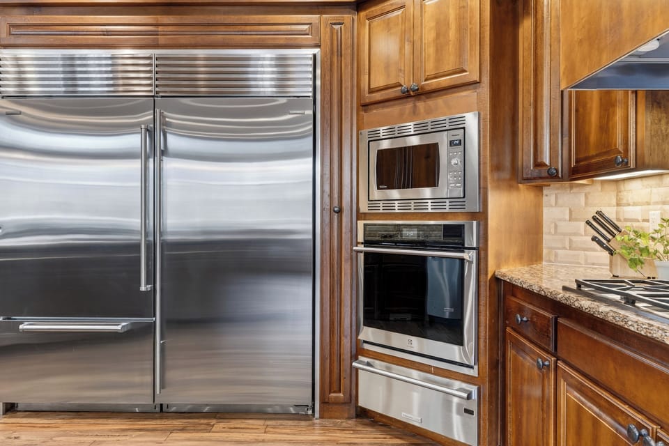 Whip up home-cooked favorites in the chef’s kitchen—granite island seating, stainless steel appliances, and plenty of space to gather.