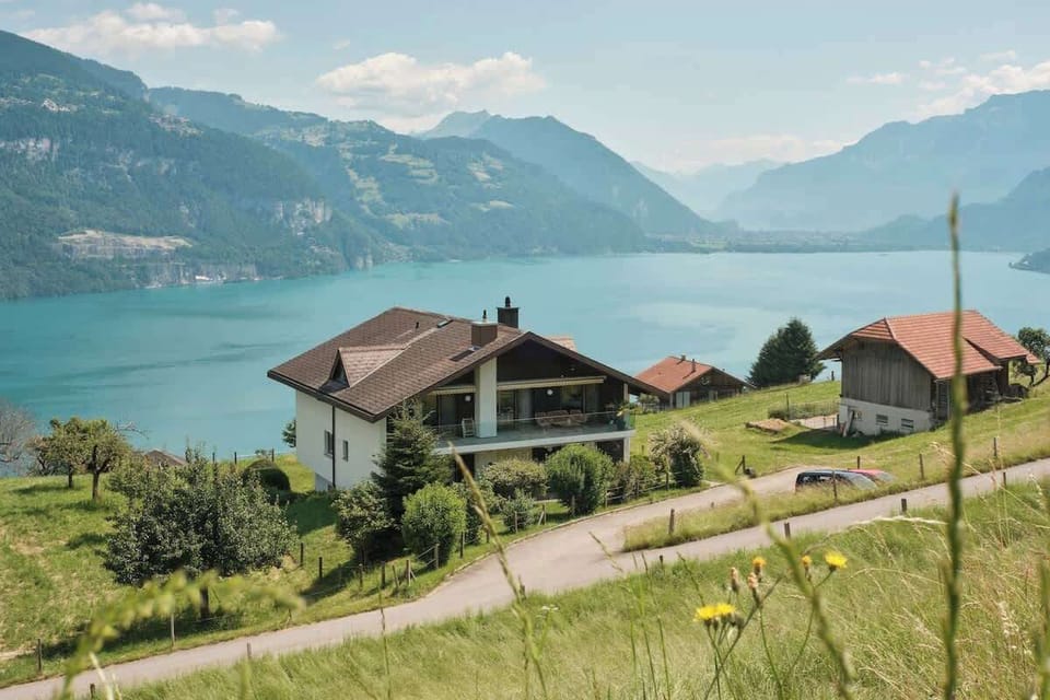 Unser Haus grenzt direkt an eine unverbaubare Grünzone und hat Aussicht auf den See von Interlaken bis Thun.