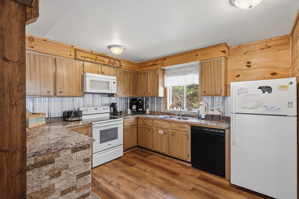 Fully equipped kitchen for meals & snacks