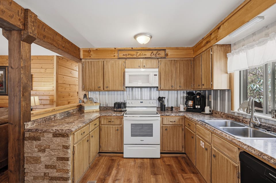 Fully equipped kitchen for meals & snacks