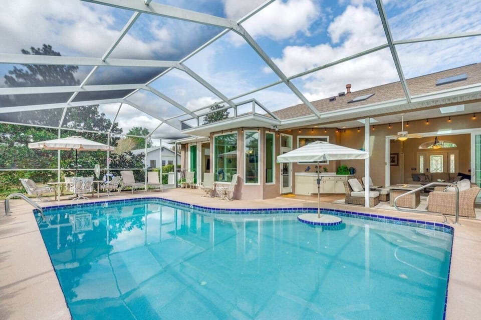 Relaxing screened pool