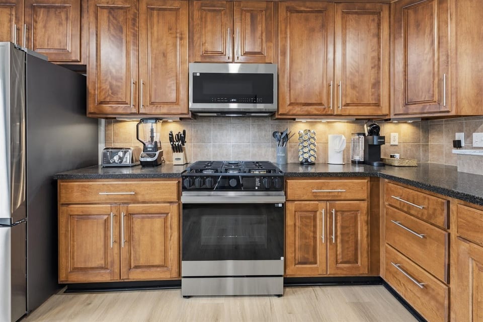 Full Kitchen with toaster, blender and Coffee machine