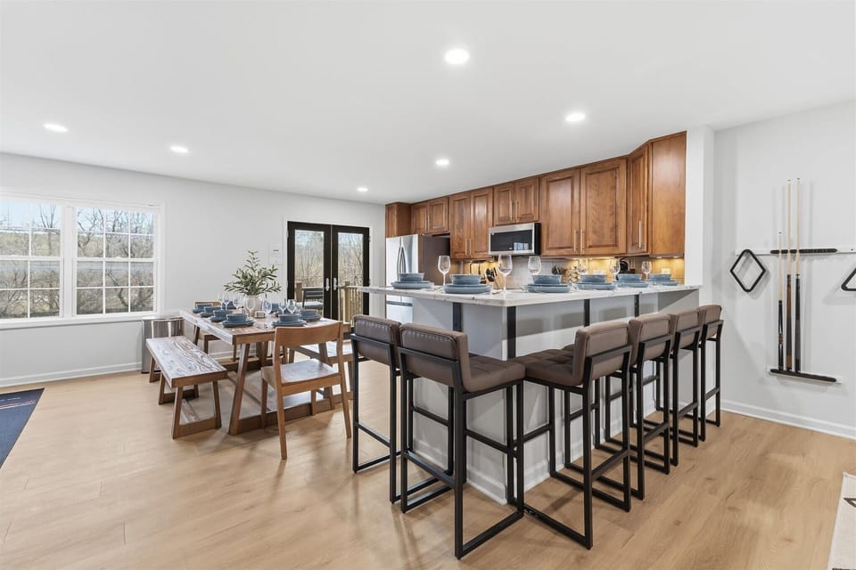 Dining Area with Breakfast Bar