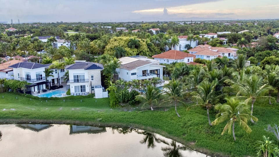 Buganvilla Mansion: Villa Cheryl (right) and Villa Paraiso (left)