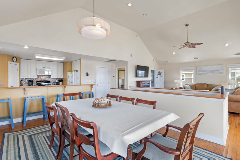 KDN9915: Sounds Like A Plan | Top Level Dining Area