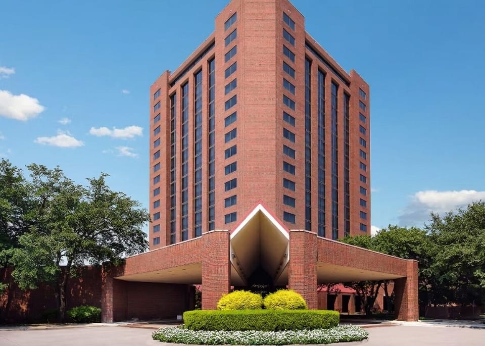 Pull up confidently to a grand, easy-to-find entrance.