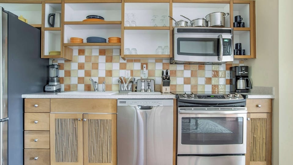 Cook and dine easily with full kitchen and modern appliances.