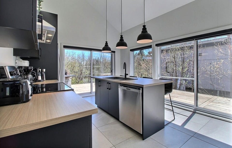 Une cuisine entièrement équipée pour cuisiner, partager et profiter pleinement de votre séjour / A fully equipped kitchen made for cooking, gathering, and enjoying every moment of your stay