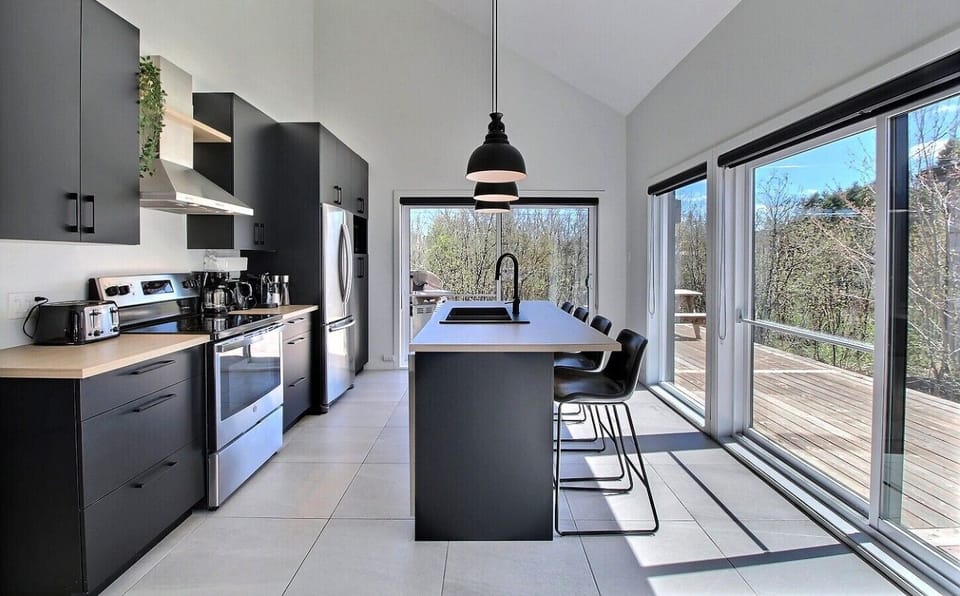 Une cuisine entièrement équipée pour cuisiner, partager et profiter pleinement de votre séjour / A fully equipped kitchen made for cooking, gathering, and enjoying every moment of your stay