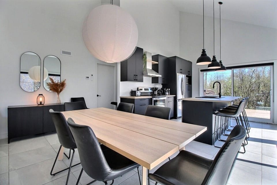 Un espace chaleureux pour partager de bons repas et créer des souvenirs inoubliables / A warm dining space perfect for sharing meals and making unforgettable memories