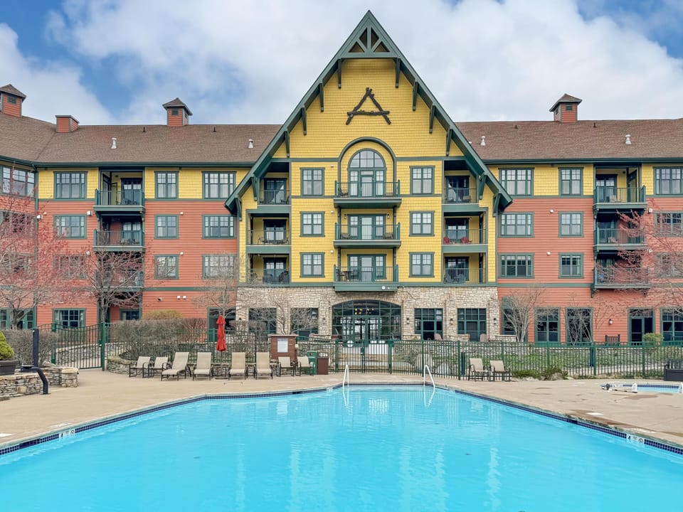 Gerry and Arlene’s place exceeded my expectations! It’s an absolutely beautiful building with stunning surroundings. The room was exactly as described and the pool was perfect. Will definitely be back! So happy!