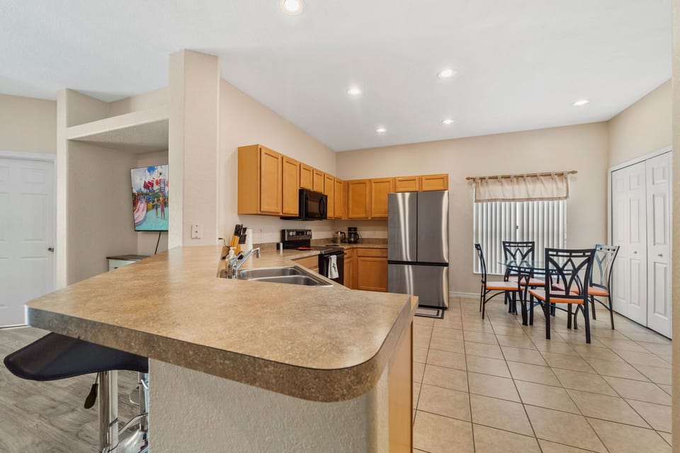 Enjoy breakfast before heading to Disney or dinner together after a full day of fun.