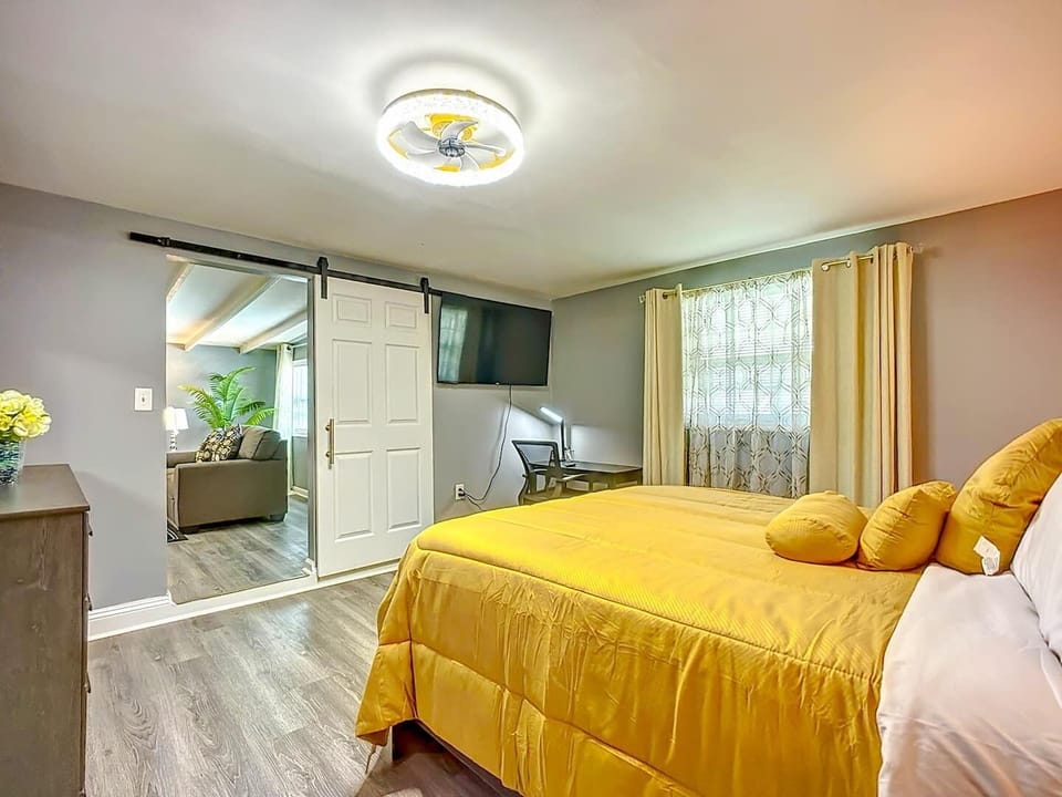 Queen Bed, Roku television, work desk