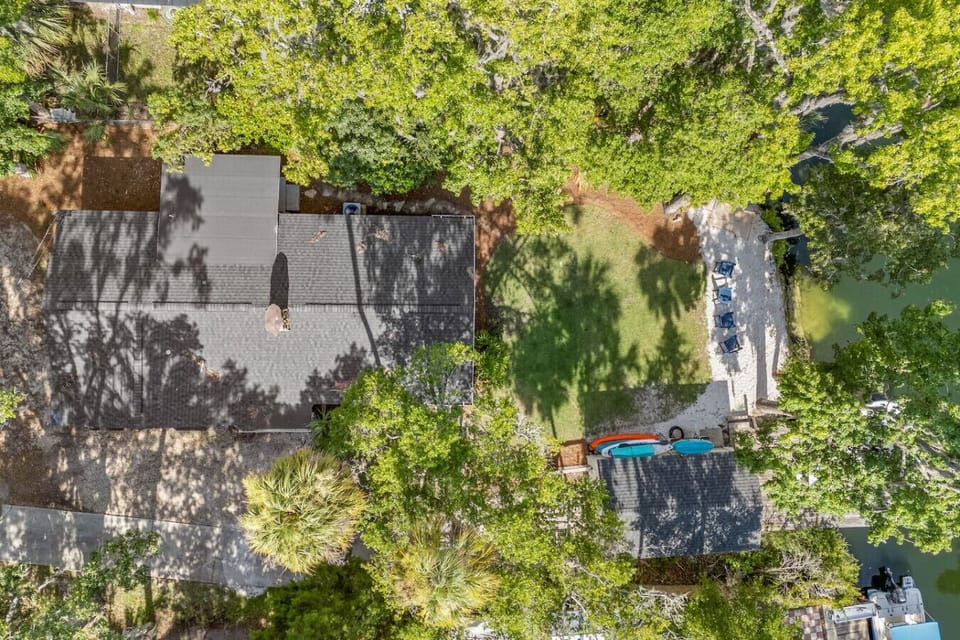 Strategically located near Homosassa Springs Wildlife State Park and the Gulf access waterways  Location truly matters when you’re booking a river stay.