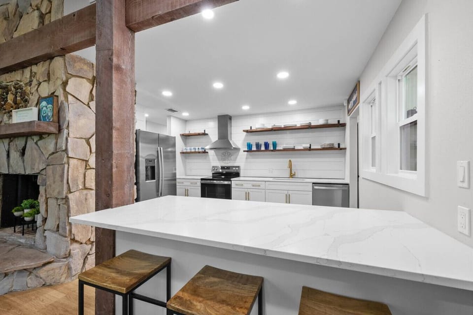 Casual mornings start here ☕ The breakfast nook with three chairs is perfect for coffee, quick bites, or keeping the cook company.