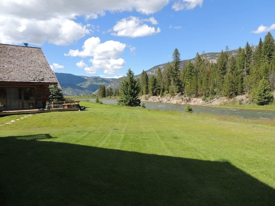 Watch a video! A full tour of the cabin and its property!
https://youtu.be/pEXO2MqIP5s