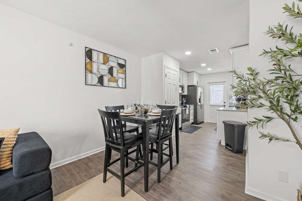 Whether it’s breakfast before the parks or late-night snacks, this inviting dining area has you covered.