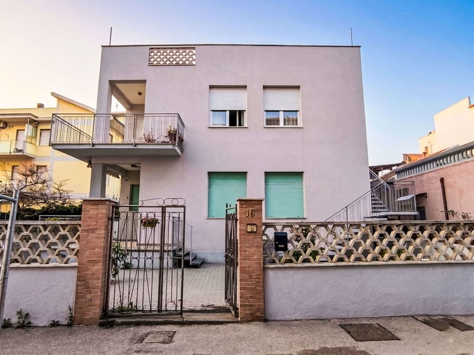 Wall, Building, Residential Area, Facade, Architecture, Neighbourhood, Balcony, Home, Door, Apartment