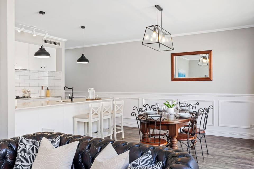 Modern & inviting home away from home. Full kitchen, comfy lounge, and chic dining. Perfect for families or groups!