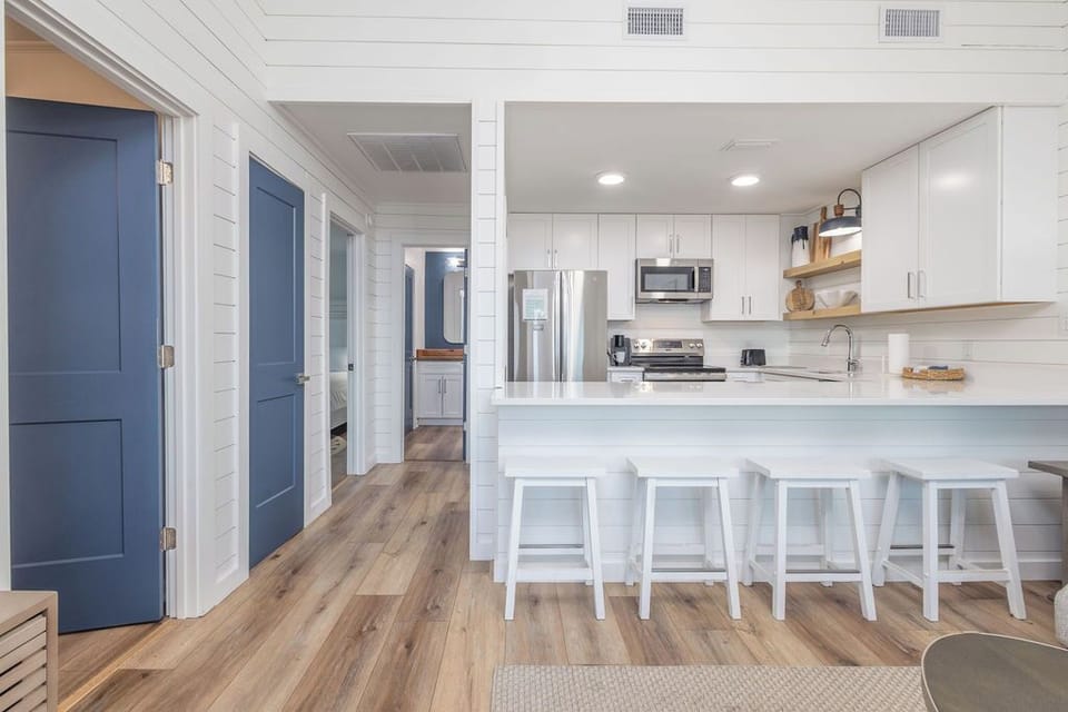 Kitchen/Dining - The spacious kitchen features an open bar with seating and is perfect for enjoying meals during your stay.