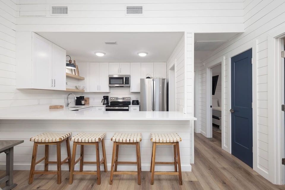 Kitchen/Dining - The spacious kitchen features an open bar with seating and is perfect for enjoying meals during your stay.