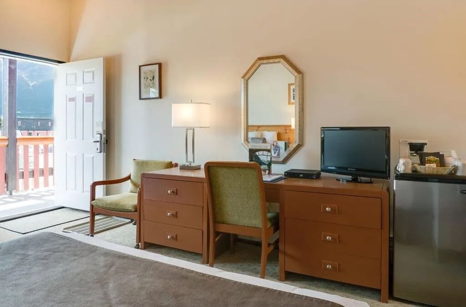 Watch a great show on the flat-screen TV while your drinks cool in the mini-fridge.