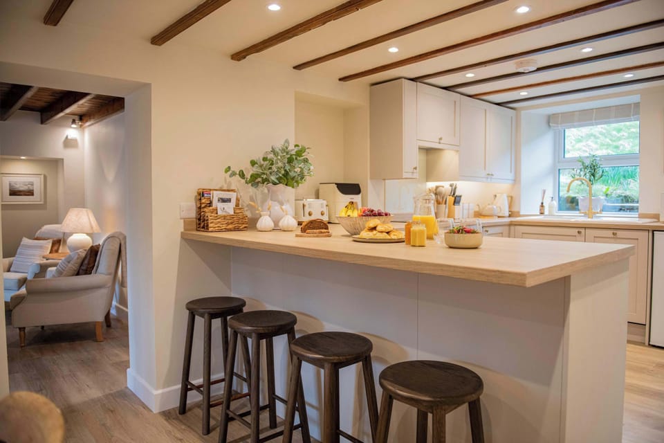 From morning coffee to late evening snacks, the kitchen becomes a natural gathering spot during your stay at Hill House.