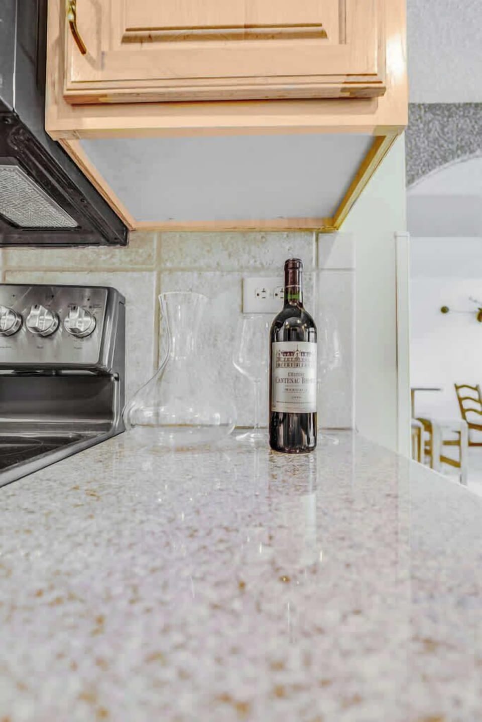 Well stocked kitchen, with air fryer, fondue pot, wine carafe, and more!