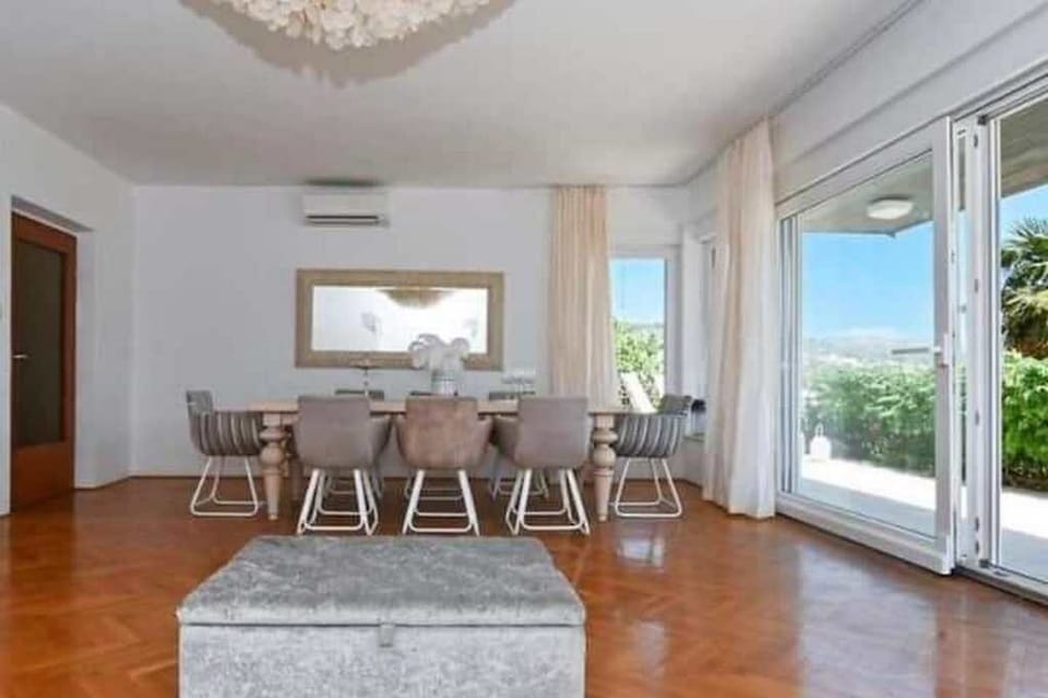 Dining room 1