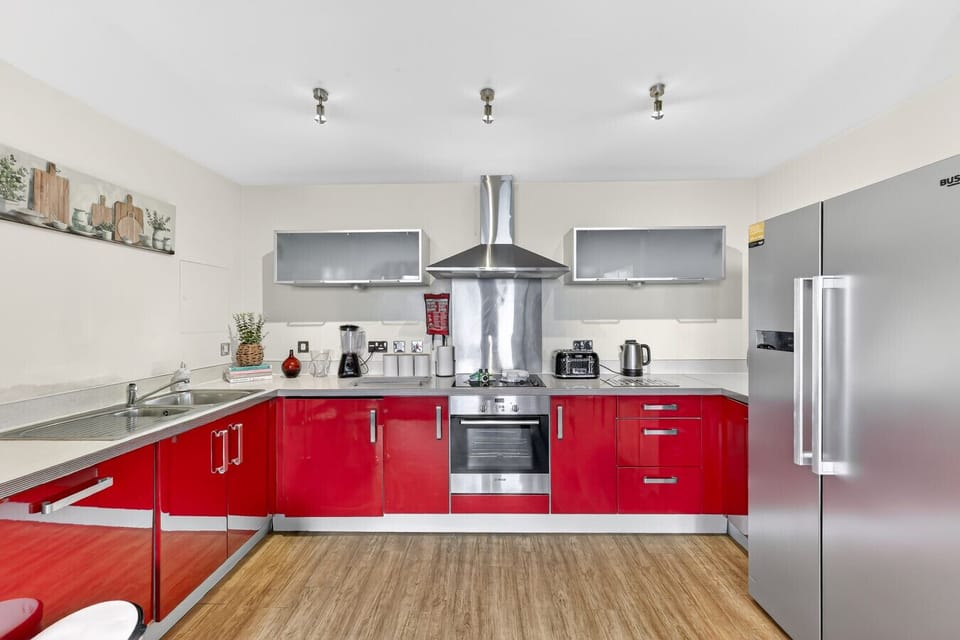 A fully equipped kitchen with everything you need to cook a home-cooked meal.