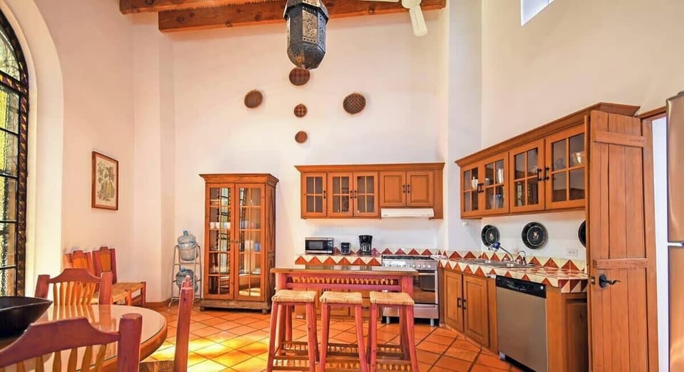 Spacious kitchen with breakfast bar for 3