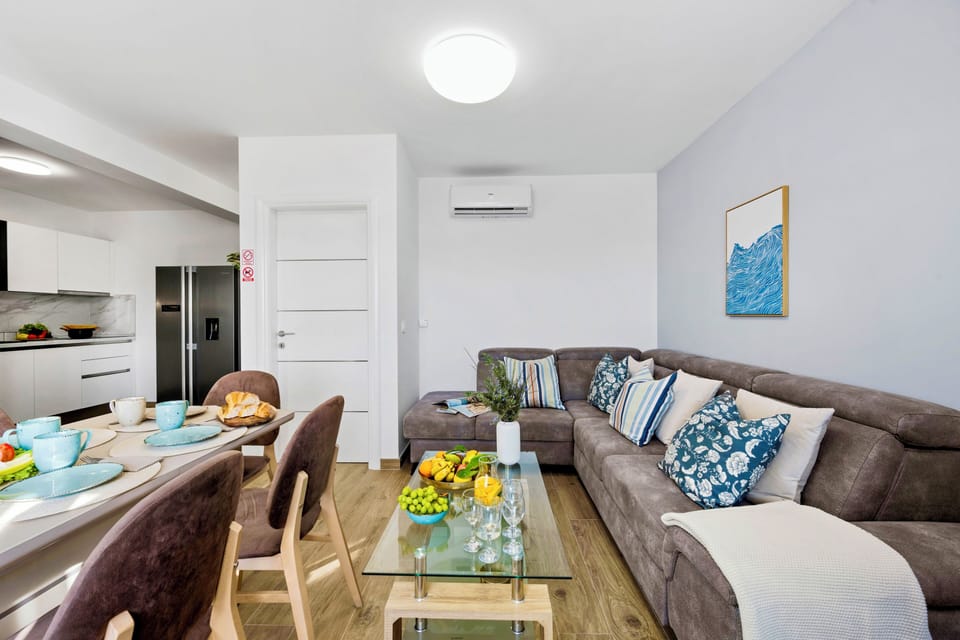 Cool, spacious, and inviting. The perfect layout for a large-group getaway. ❄️