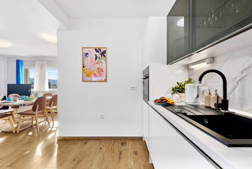 Two full kitchens mean double the convenience for large groups. ✨