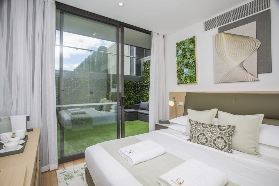 Ground floor suite with outdoor courtyard.