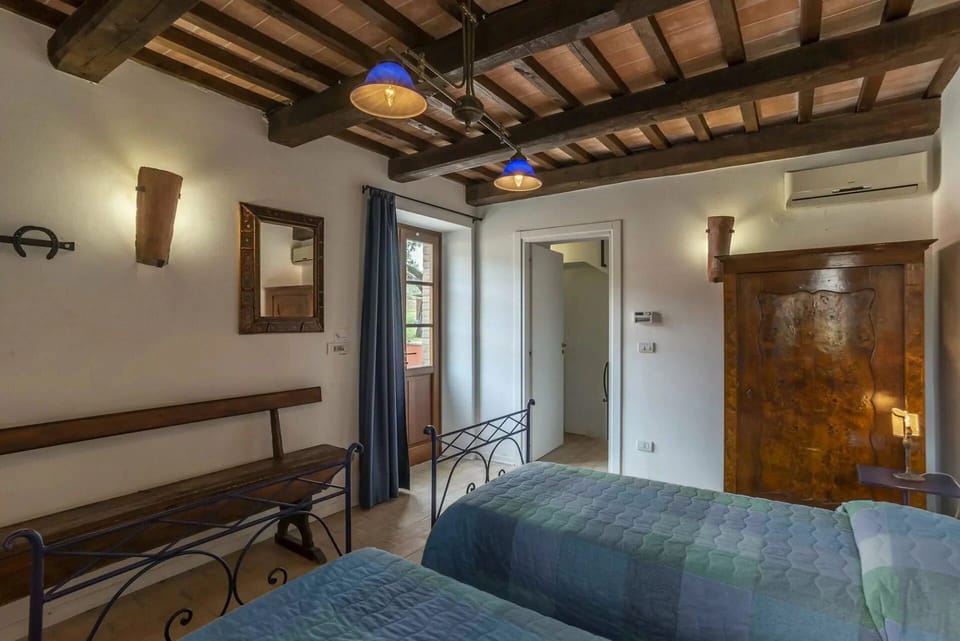 Wall, Furniture, Interior Design, Wood, Ceiling, Flooring, Lighting, Floor, Home, Room