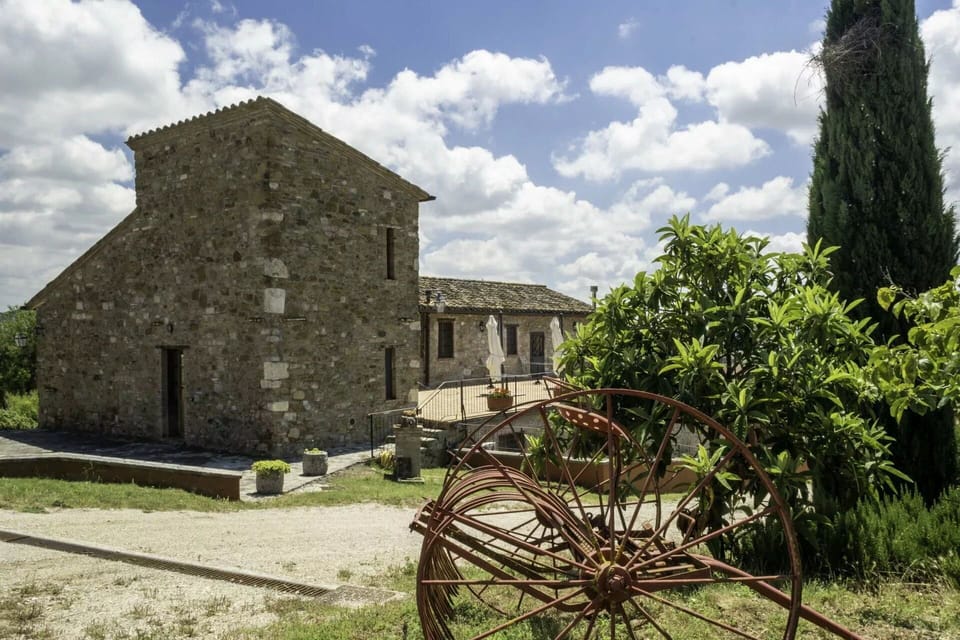 Sky, House, Home, Land Lot, Human Settlement, Rural Area, Cottage, Estate, Farmhouse, Village
