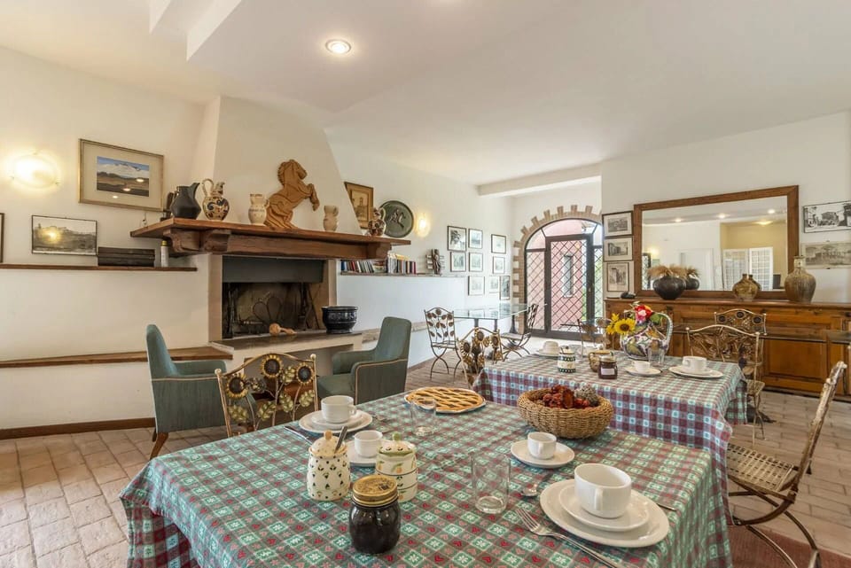 Furniture, Table, Interior Design, Chair, Kitchen & Dining Room Table, Home, Flooring, Room, Apartment, Houseplant