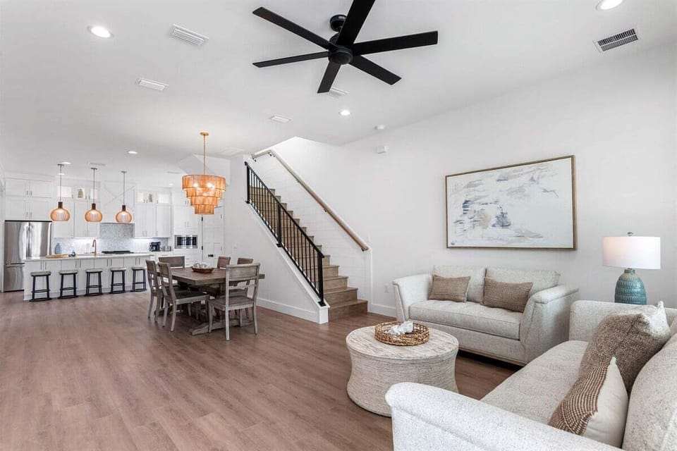 Living Room/Foyer