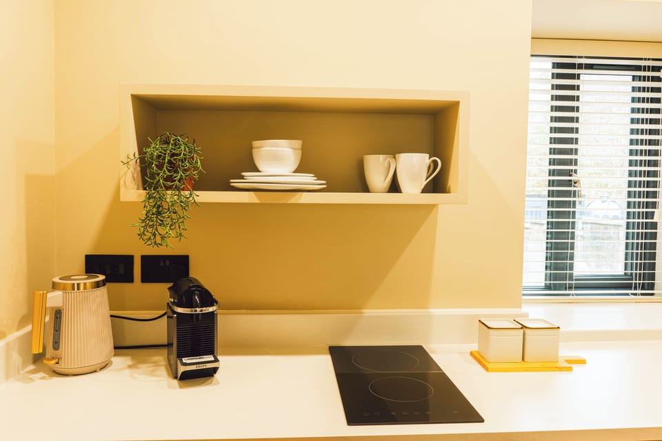 Kitchenette with coffee machine and hob